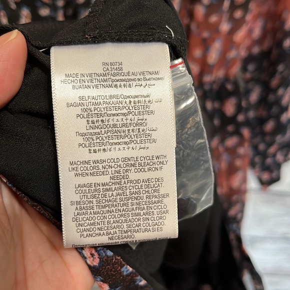 BCBGeneration Button Front V Neck Floral Chiffon Romper Size M - Picture 13 of 16